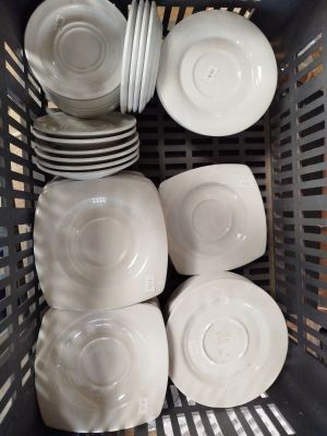 de nombreuses assiettes et bols dans un panier posé sur la table