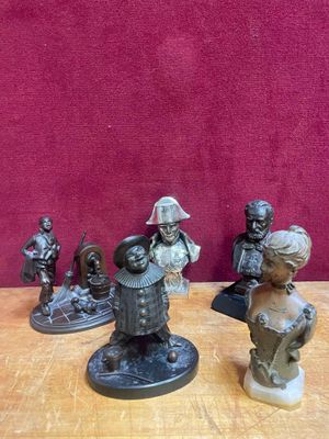 plusieurs figurines représentant des personnes posées sur une table avec un fond rouge