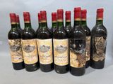 plusieurs bouteilles de vin sont alignées sur une table