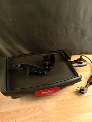 un plateau noir sur lequel se trouvent une télécommande et une souris