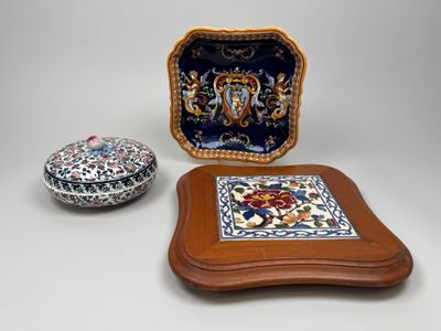 trois types différents d'objets décoratifs posés sur une table
