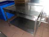 une table en acier inoxydable au milieu d'une cuisine