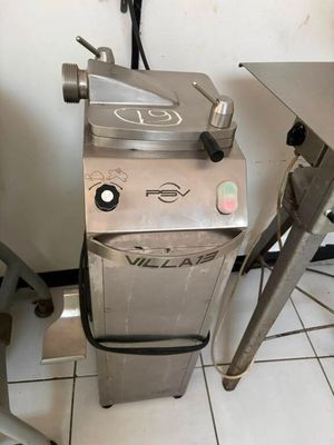 une machine posée sur le sol d'une pièce