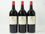trois bouteilles de vin rouge posées sur une table blanche