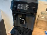 une machine à café posée sur une table en bois