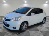 la toyota yaris blanche est garée sur un carrelage à carreaux