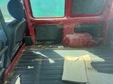 une caisse à l'arrière d'un camion, avec un morceau de carton posé par terre