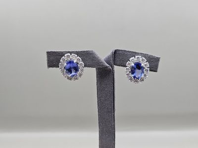 une paire de boucles d'oreilles en saphir et diamant, présentées sur un présentoir