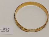 Gros plan sur un bracelet en or portant une étiquette