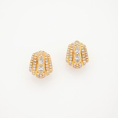 une paire de boucles d'oreilles en or jaune et diamants
