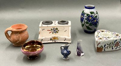 Ensemble comprenant 2 encriers en faïence XVIIIe, un petit p…