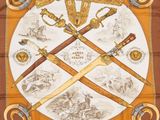 foulard carré en soie marron orné d'un blason, d'épées et de lions