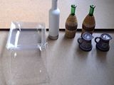 trois bouteilles vides et deux bouteilles vides sur la table