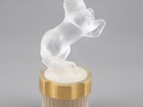 figurine en cristal représentant un cheval sautant hors d'un cupcake