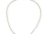 gros plan d'un collier sur fond blanc