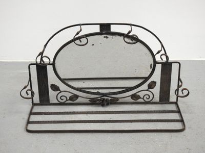 un miroir posé sur un pied, avec un miroir au milieu