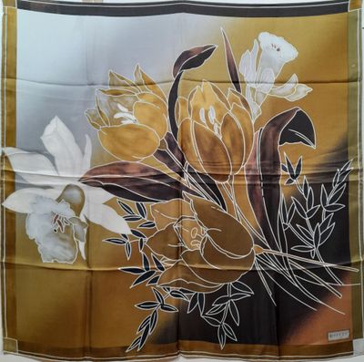 VAKKO. Carré en twill de soie à décor de fleurs stylisées da…
