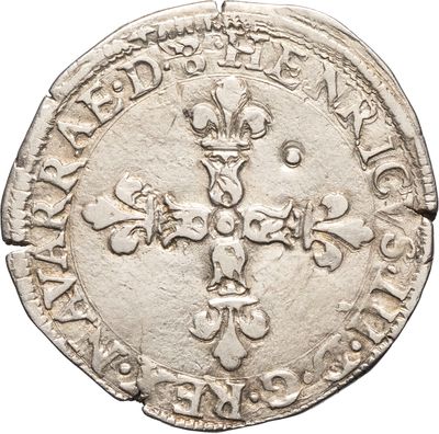 une vieille pièce d'argent ornée d'une croix