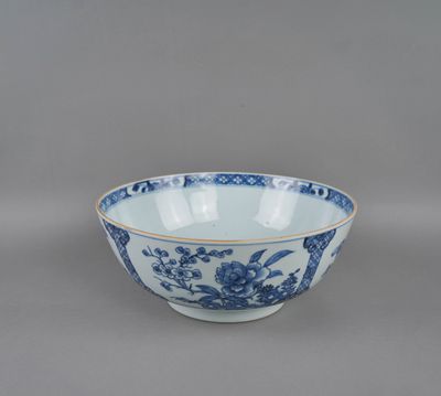 un bol bleu et blanc orné d'un motif floral sur le bord