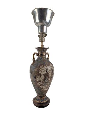 SATSUMA. Vase monté en lampe à décor de couple de personnage…