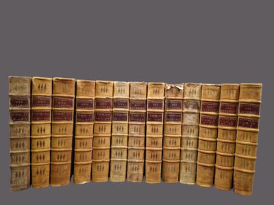 plusieurs vieux livres empilés les uns sur les autres sur une surface grise
