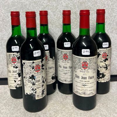 quatre bouteilles de vin sont alignées sur un comptoir