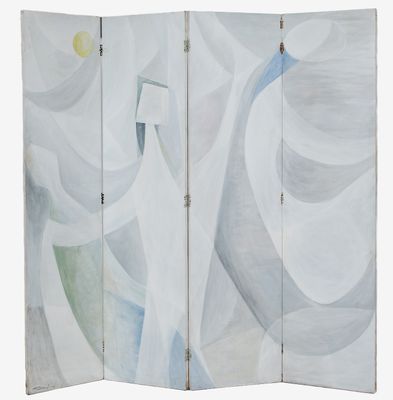 un paravent blanc surmonté d'un tableau