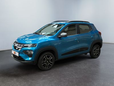 Une voiture bleue est garée dans une pièce aux murs blancs.
