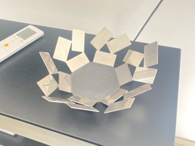 un bol en verre posé sur une table, avec une télécommande dessus