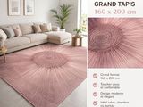 Ce grand tapis présente un motif circulaire.