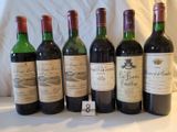 plusieurs bouteilles de vin sont alignées sur une table