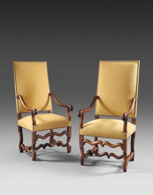 une paire de fauteuils en noyer de l'époque de George II