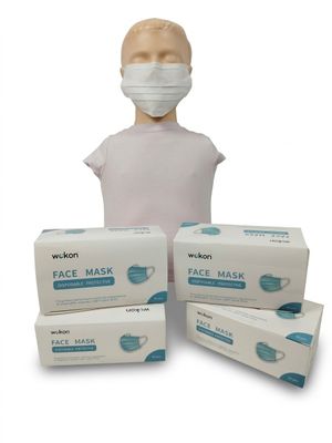 une personne portant un masque à côté de trois boîtes de masques