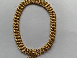 un bracelet en chaîne d'or orné d'une croix