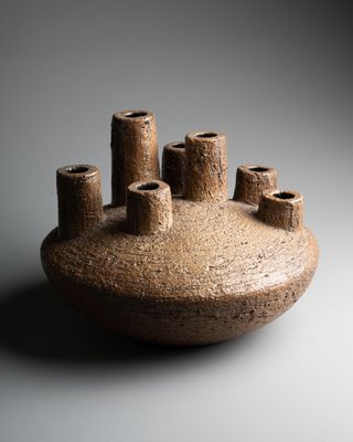 un vase brun posé sur une table