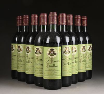 six bouteilles de vin sont alignées sur une table
