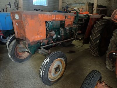 un tracteur qui est garé dans un garage