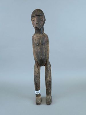figurine en bois représentant un homme coiffé d'un chapeau