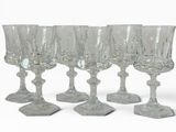 quatre verres à vin empilés les uns sur les autres sur une table