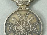 an image of a medal with a crown on top of it