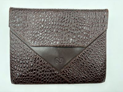 NINA RICCI. Sac en bandoulière formant pochette en cuir vern…