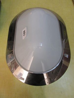une image représentant une souris et un tapis de souris posés sur une table