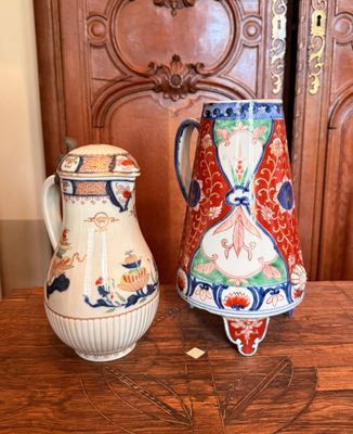 deux vases posés sur une table l'un à côté de l'autre