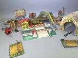 un grand nombre de jouets posés sur une table
