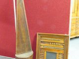 une grande horloge en bois posée contre un mur rouge