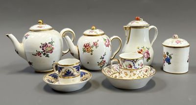 cinq types différents de théières et de tasses sur la table