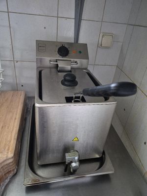 une image d'une friteuse commerciale dans une cuisine