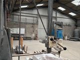 une machine qui travaille un morceau de bois dans un bâtiment