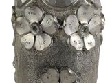 un vase en argent orné de fleurs sur fond blanc