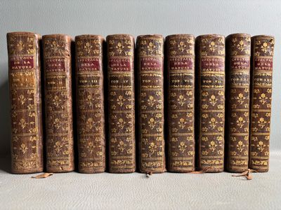 six vieux livres alignés sur une table